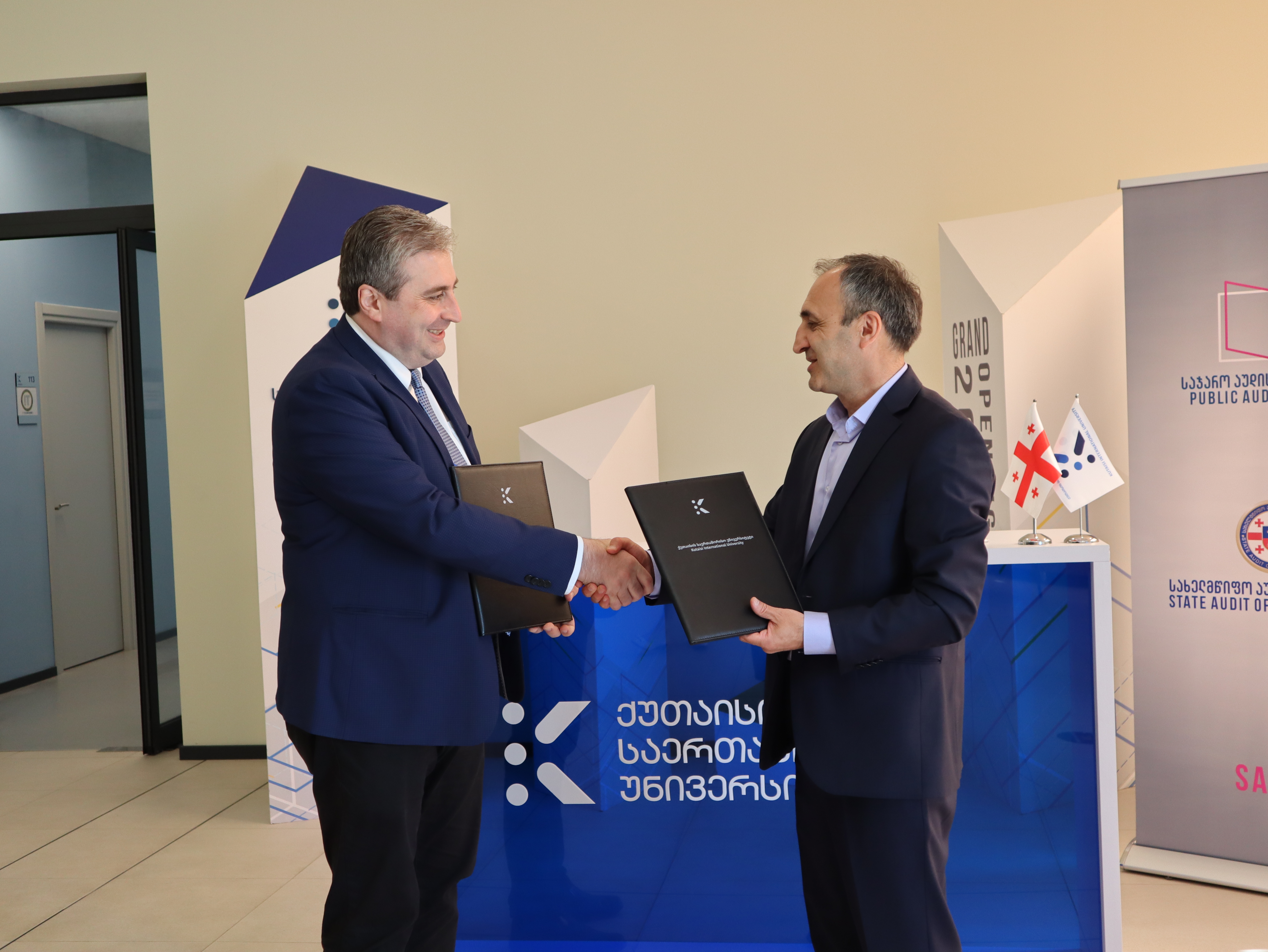 სახელმწიფო აუდიტის სამსახურს, საჯარო აუდიტის ინსტიტუტსა და ქუთაისის საერთაშორისო უნივერსიტეტს შორის თანამშრომლობის მემორანდუმი გაფორმდა